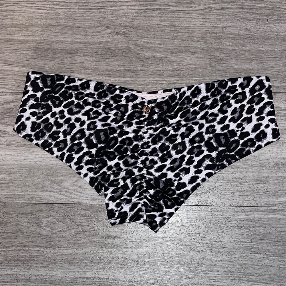 ZETA BOTTOM - GREY LEOPARD LOW WAIST SCRUNCH BOTTOM - Picture 2 of 3